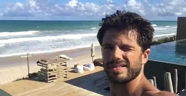 Duda Nagle aparece tomando banho de mar com Sabrina Sato