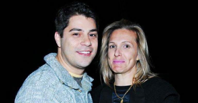 Evaristo Costa se diverte com a mulher no litoral de São Paulo