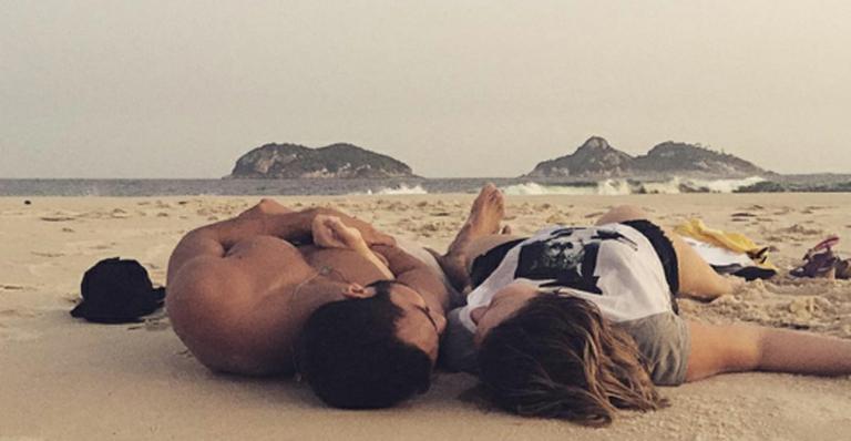 Matheus e Cacau mostram foto romântica na praia