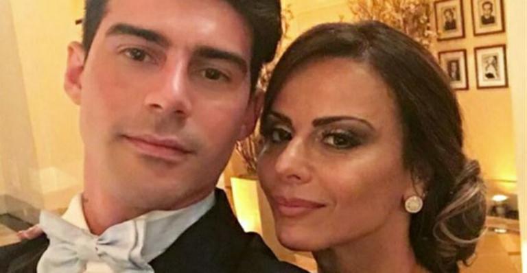 Radamés Martins flagra a noiva, Viviane Araújo, fazendo caretas sem maquiagem na frente do celular