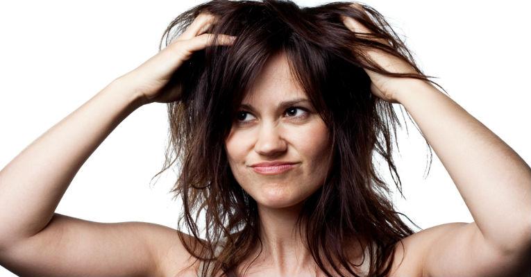 Caspa pode piorar no outono e destruir o seu cabelo! Saiba como cuidar e evitar