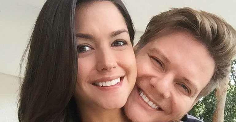 Grávida, Thais Fersoza faz mistério sobre barriguinha em foto de biquíni