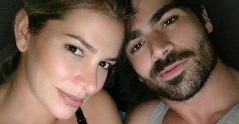 Rodrigão mostra o rostinho do filho em brincadeira: “A minha cara”