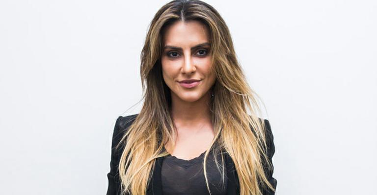 Cleo Pires beija sapo em comemoração ao ‘Dia do Beijo’