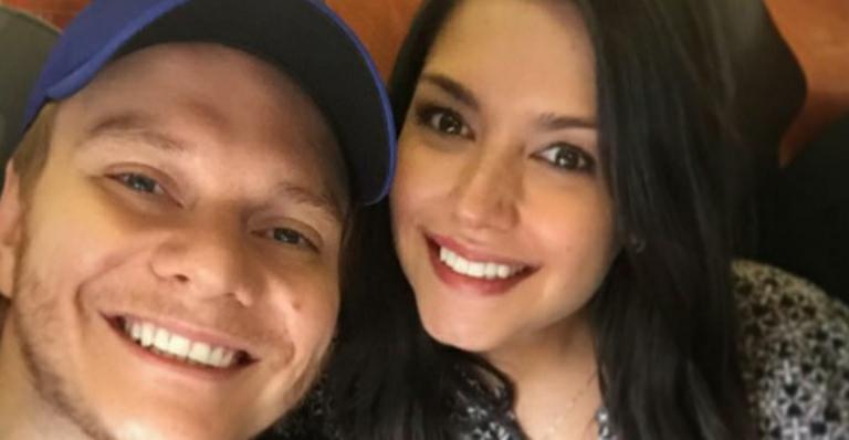 Thaís Fersoza mostra Michel Teló dando beijo no seu ‘barrigão’