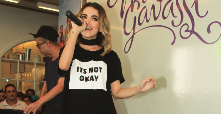 Manu Gavassi rouba a cena em pocket show