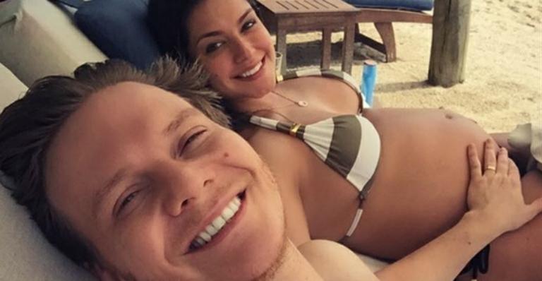 Thais Fersoza completa 32 anos e exibe barrigão gigante na praia: “Me sinto completa e realizada”