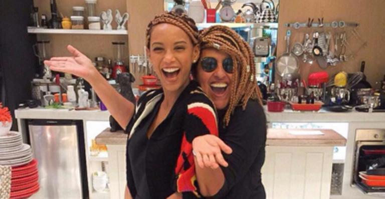 Taís Araújo surge com trancinhas em foto com Regina Casé