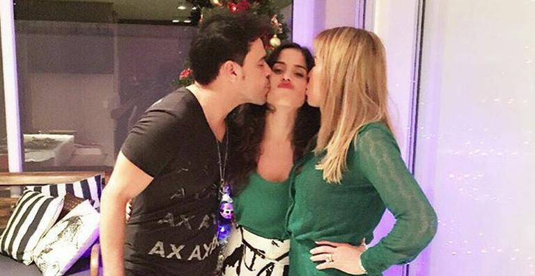 Camilla Camargo comemora Dia do Beijo ganhando carinho de Zezé e Zilu