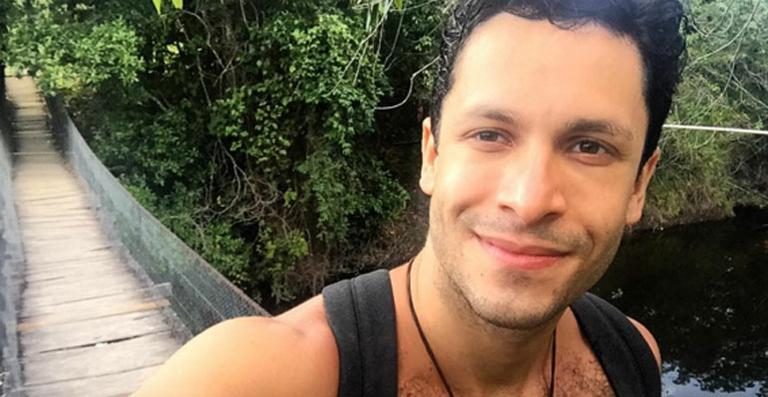 Rainer Cadete posa com o filho, Pietro, na praia