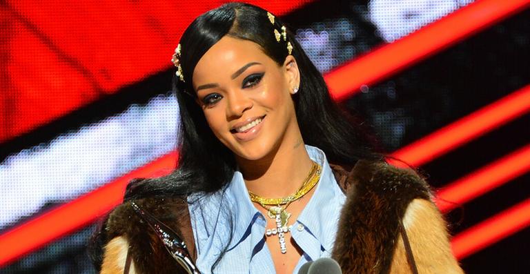 Rihanna troca mensagens com fã e o ajuda a ‘sair do armário’