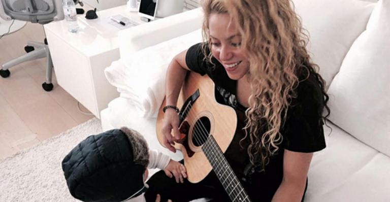 Shakira mostra momento fofo com o caçula: “Sasha na música”