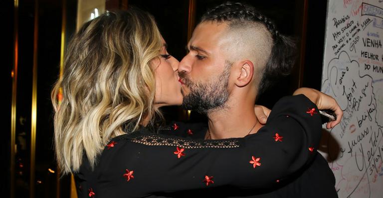 Com tranças no cabelo, Bruno Gagliasso comemora aniversário em festa cheia de famosos