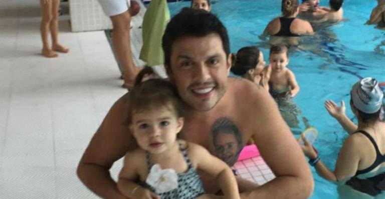 Wellington Muniz se diverte com a filha, Valentina, em aula de natação