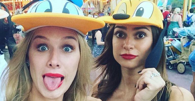 Fiorella Mattheis parabeniza a amiga, Thaila Ayala