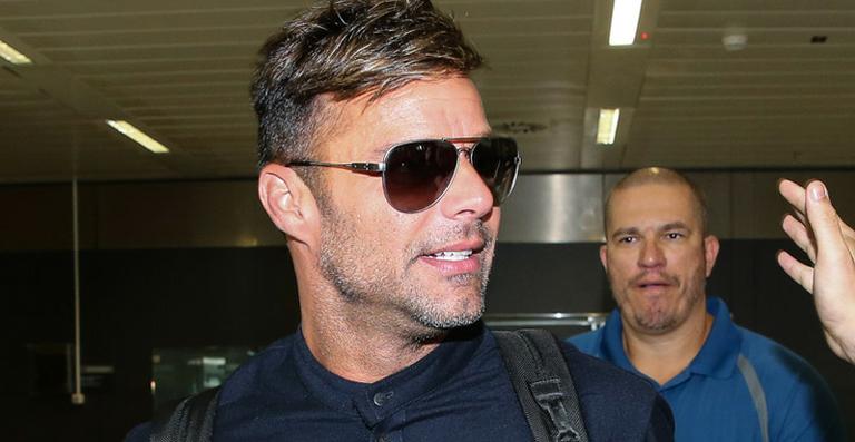 Acompanhado do novo namorado, Ricky Martin chega ao Brasil para show beneficente