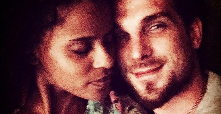 Igor Rickli e Aline Wirley pegam bronzeado e aparecem juntos em dia de praia