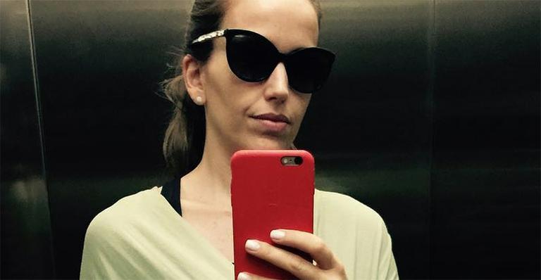 Camuflada, Mariana Ferrão carrega o pequeno João em sling