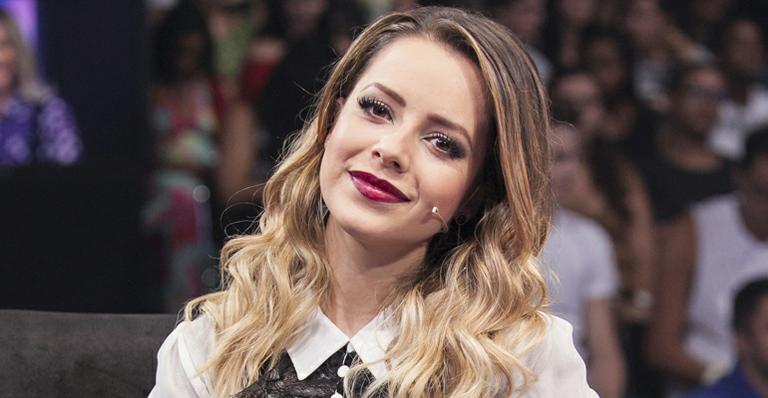 Sandy conta que sua agenda depende de Theo