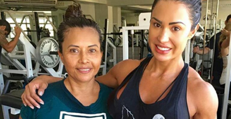 Gracyanne Barbosa leva a mãe para a academia: “Treino em família”