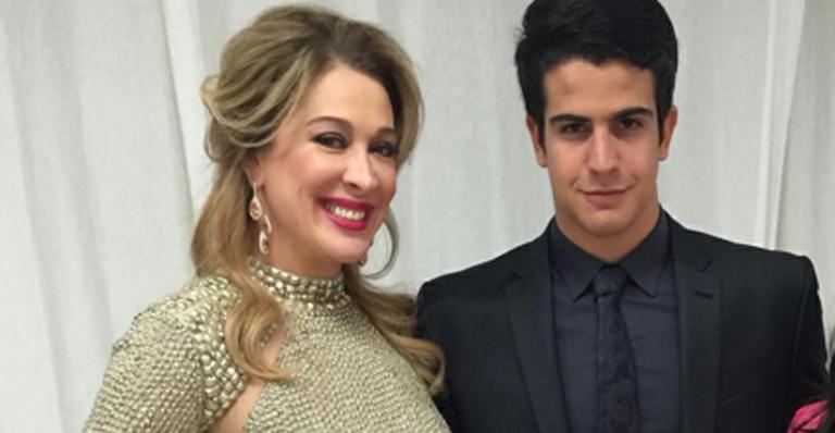Claudia Raia parabeniza o filho, Enzo, nas redes sociais