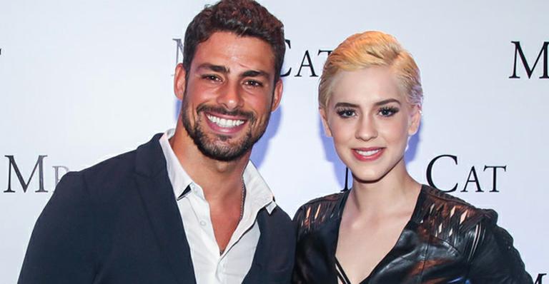 De volta após férias, Cauã Reymond vai a evento com Sophia Abrahão