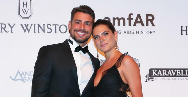 Cauã Reymond beija a nova namorada no baile da amfAR