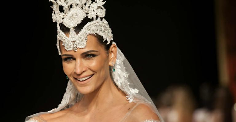 Fernanda Motta desfila de noiva em evento em São Paulo