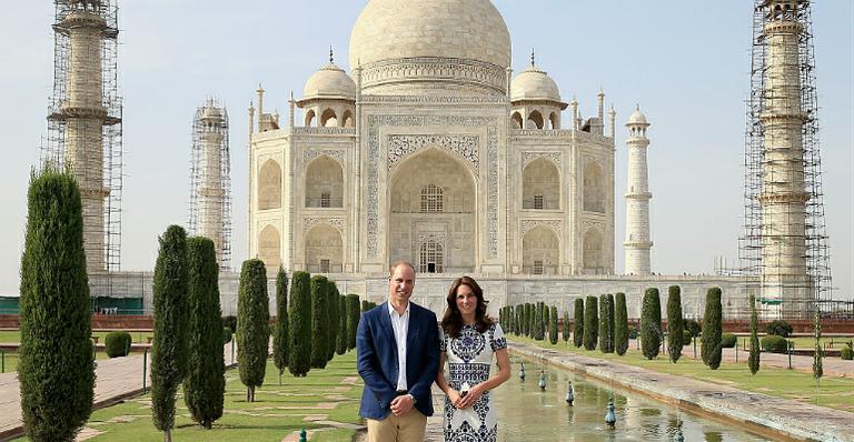 Kate Middleton e Príncipe William visitam o Taj Mahal, na Índia