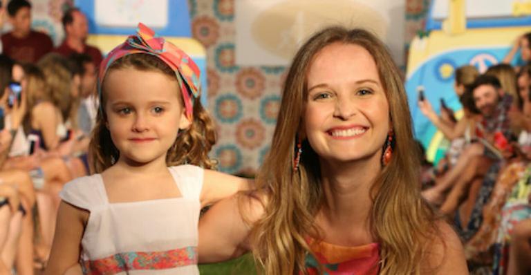 Fernanda Rodrigues cuida da horta ao lado da filha, Luisa