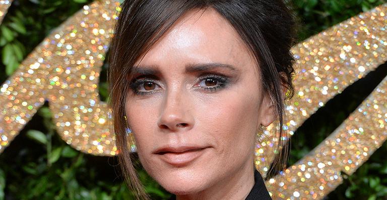 Victoria Beckham completa 42 anos e mostra cartões que recebeu dos filhos