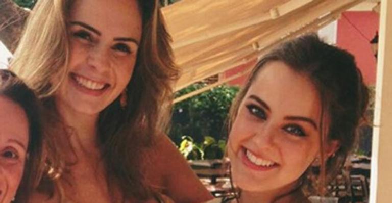 Sobrinha de Ana Paula Renault ganha fãs como cantora na internet