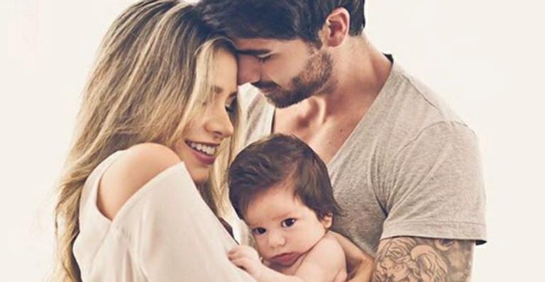 Que fofo! Adriana Sant’Anna e Rodrigão mostram o rostinho do filho