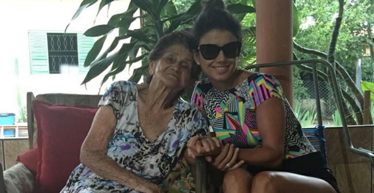 Morre avó de Paula Fernandes e cantora faz homenagem na web