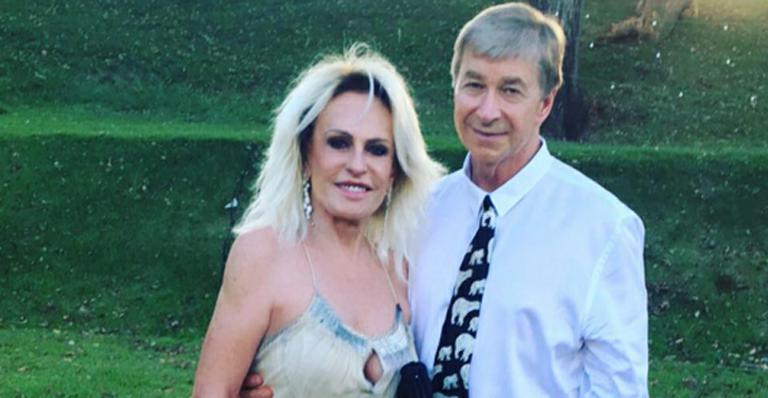 Após rumores de término, Ana Maria Braga posa abraçada ao namorado