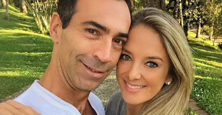 César Tralli surge só de sunga curtindo praia com Ticiane Pinheiro e Rafa Justus
