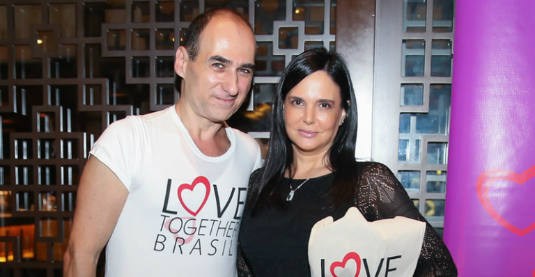 Estilista Amir Slama faz jantar em homenagem ao fundador do SPFW