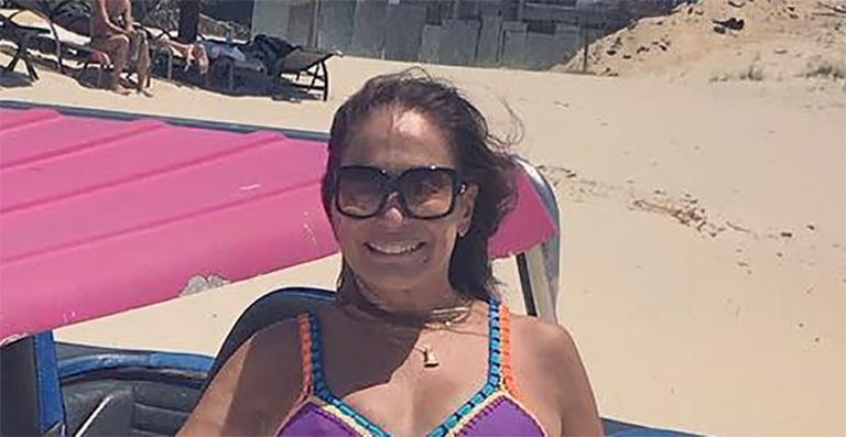 Susana Vieira volta a aparecer só de biquíni e fã diz: ‘Lacrou’