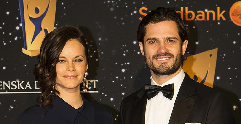 Princesa Sofia e Príncipe Carl Phillip dão boas vindas ao novo integrante da família real sueca
