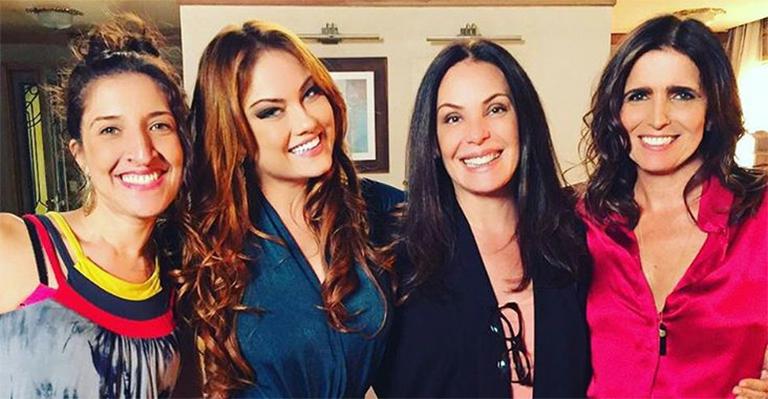 Reunião de beldades: atrizes de ‘Haja Coração’ posam nos bastidores da nova novela das 7