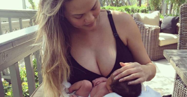 Chrissy Teigen, mulher de John Legend, mostra primeira foto com a filha
