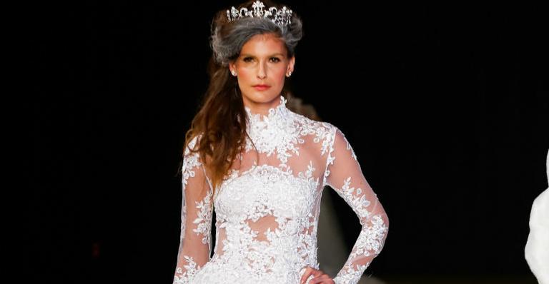 Top Carol Francischini desfila vestida de noiva em São Paulo