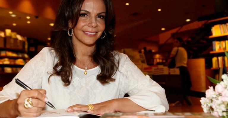 Cantora Sula Miranda lança sua autobiografia em São Paulo