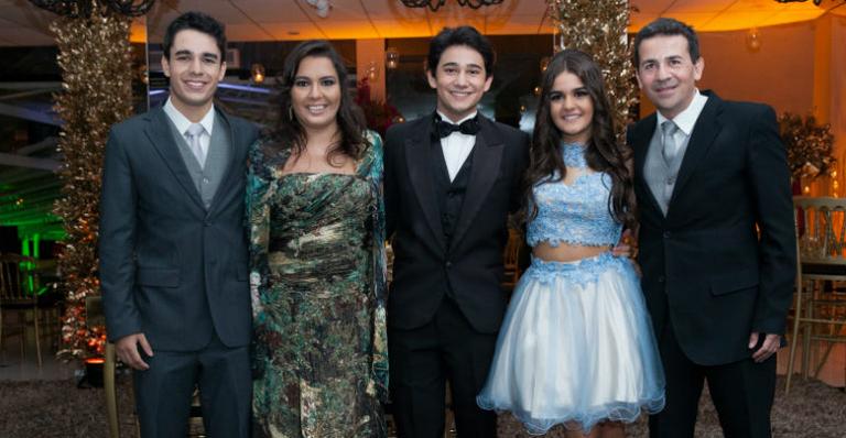 Maitê Padilha tem noite de princesa nos 15 anos