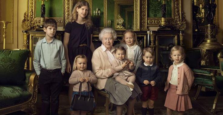 Rainha Elizabeth II posa com os mais novos da família real