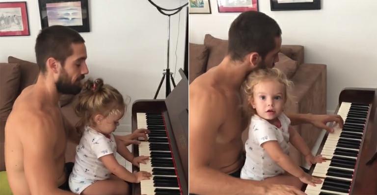 Que fofos! Rafael Cardoso toca piano com a filha, Aurora