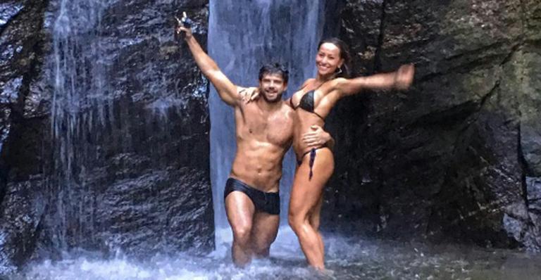 Sabrina Sato e Duda Nagle curtem cachoeira em clima de romance