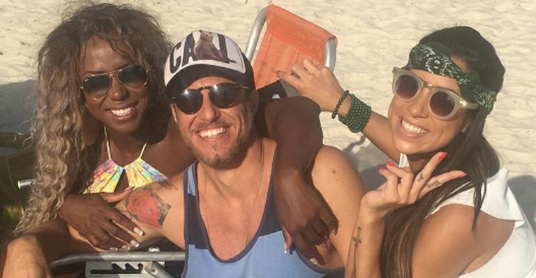 Ex-BBBs Adélia, Juliana e Daniel curtem praia juntos no Rio: “De boas”