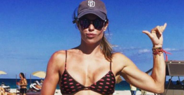 Aos 37 anos, Daniella Cicarelli exibe corpão escultural em praia de Miami