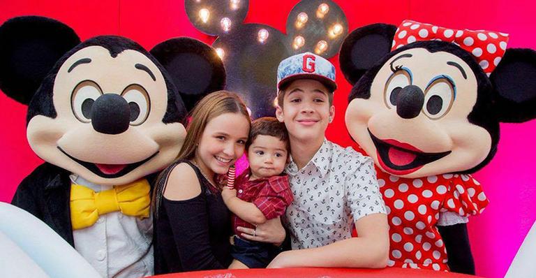 Com Larissa Manoela, João Guilherme Ávila vai ao aniversário do irmão, Pietro